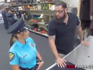 Jovem mulher polícia oficial hocks dela arma