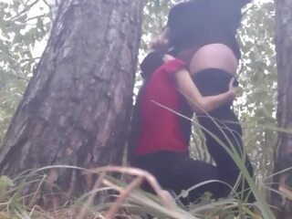 Kami hid di bawah sebuah pohon dari itu hujan dan kami memiliki xxx film untuk menjaga hangat - lesbian illusion gadis