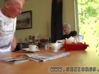 Старий медична людина спокушає підліток minnie манга сьорбає сніданок з j
