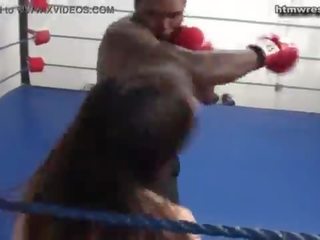 Čierne muž boxovanie beast proti drobné biele teenager ryona