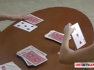 Dva vabljivo milfs predvajanje a igra od trak blackjack