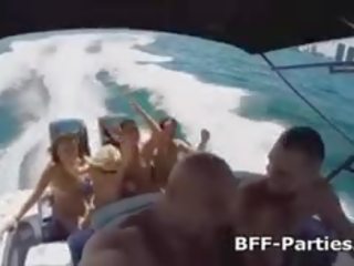 Neuken vier tremendous tieners in bikini op een boot
