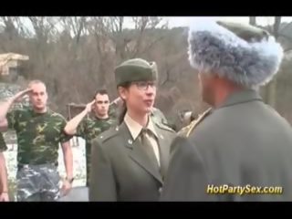 군 젊은 여자 도착 soldiers 정액