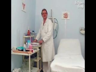 Helga gynécologue chuf spéculum scrutiny sur chaise gynécologique à cochon clinique